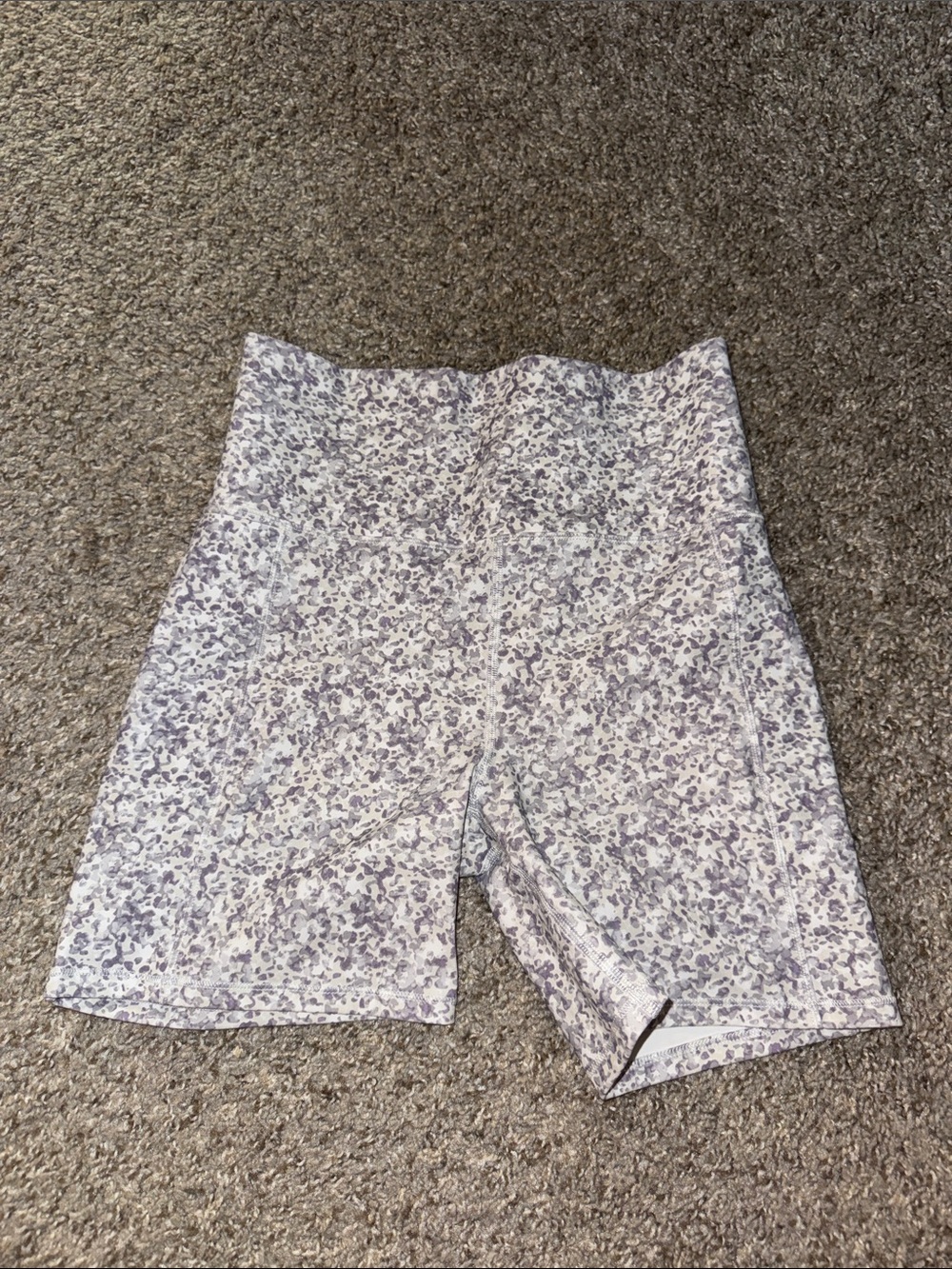 Vuori speckled camo white biker shorts size small